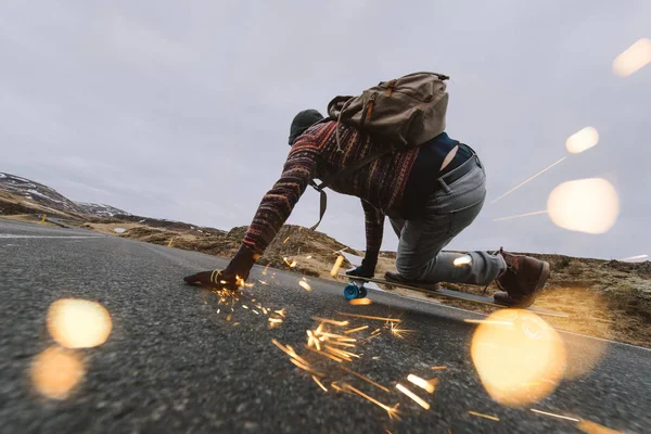 Skater Voyage Iceland Sur Son Longboard — Photo