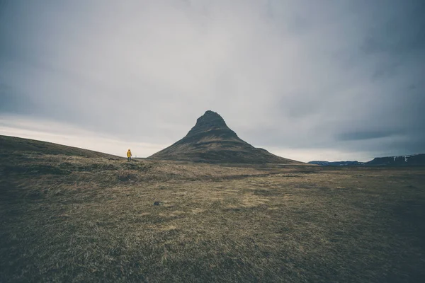 Ember Feltárása Izlandi Földek — Stock Fotó