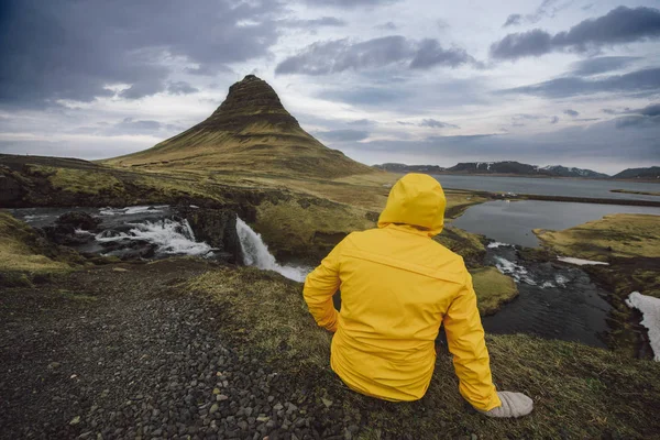 Uomo Che Esplora Terre Icelandiche — Foto Stock