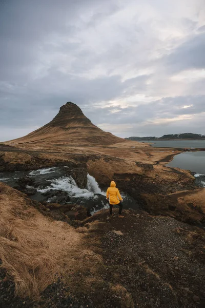 Homme Explorant Les Terres Glaciaires — Photo