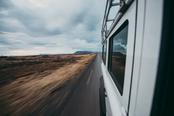 Homem Explorar Islândia Conduzir Através Das Terras — Fotografia de Stock
