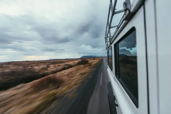 Hombre Explorando Iceland Conduciendo Por Las Tierras — Foto de Stock