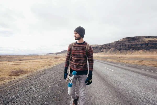 Patinador Viajando Iceland Seu Longboard — Fotografia de Stock