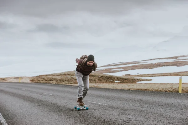 Skater Voyage Iceland Sur Son Longboard — Photo