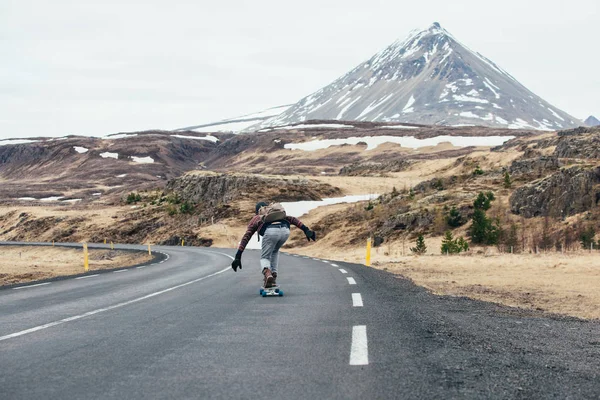 Longboard에 아이슬란드를 스케이팅 — 스톡 사진
