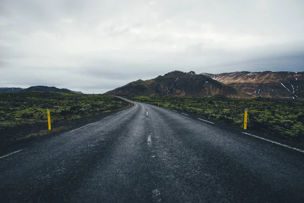 Hombre Explorando Iceland Conduciendo Por Las Tierras —  Fotos de Stock