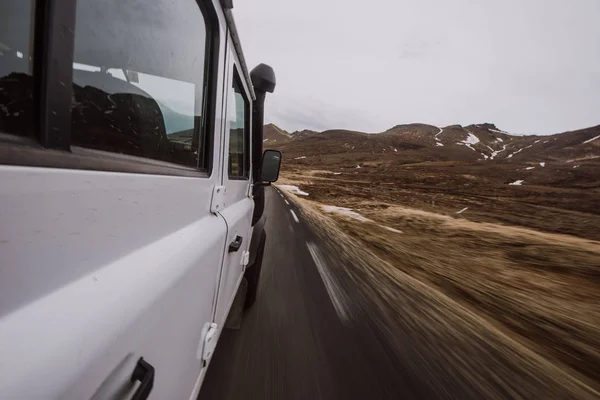 Hombre Explorando Iceland Conduciendo Por Las Tierras —  Fotos de Stock