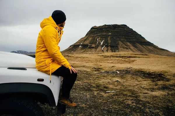 Hombre Explorando Iceland Conduciendo Por Las Tierras — Foto de Stock