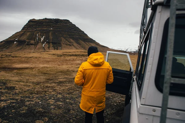 男はアイスランドを探索します 土地を介して運転 — ストック写真