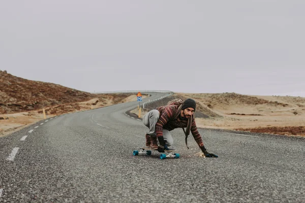 Фігурист Подорожі Ісландії Його Longboard — стокове фото