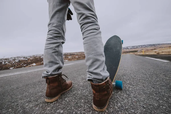 Skater Voyage Iceland Sur Son Longboard — Photo