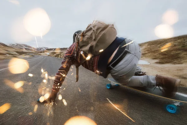 Skater Auf Seinem Longboard Auf Islandreise — Stockfoto