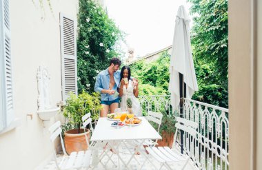 Sabahları kahvaltı aşık çift