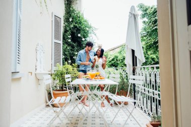 Sabahları kahvaltı aşık çift