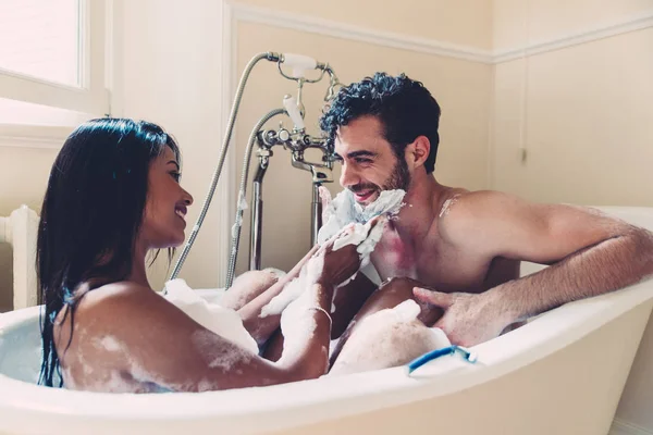 Pareja Enamorada Pasando Tiempo Juntos Casa Momentos Románticos Baño —  Fotos de Stock