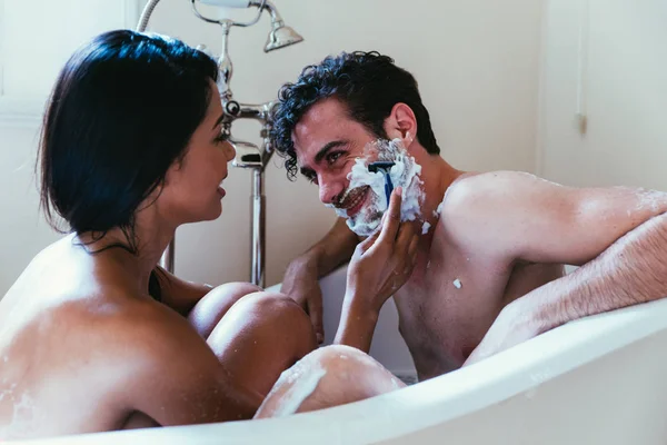 Pareja Enamorada Pasando Tiempo Juntos Casa Momentos Románticos Baño — Foto de Stock