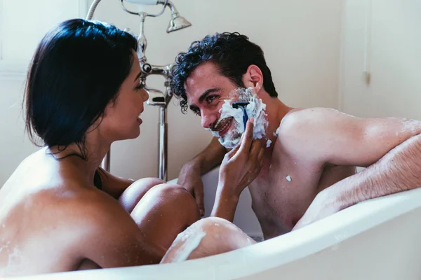 Casal Apaixonado Passar Tempo Juntos Casa Momentos Românticos Banheiro — Fotografia de Stock