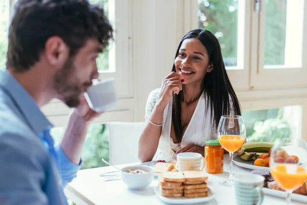 Pareja Enamorada Desayunando Por Mañana — Foto de Stock