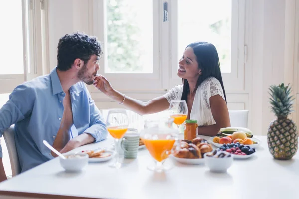 Pareja Enamorada Desayunando Por Mañana — Foto de Stock