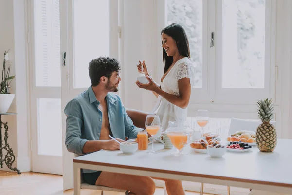 Pareja Enamorada Desayunando Por Mañana —  Fotos de Stock