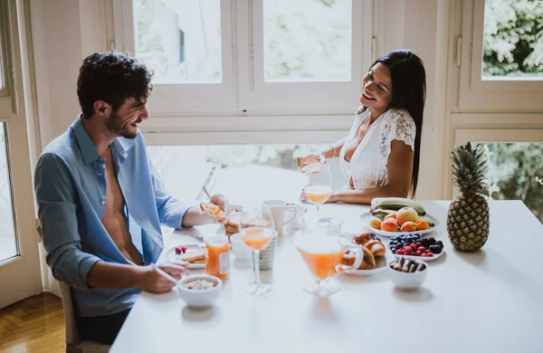 Pareja Enamorada Desayunando Por Mañana —  Fotos de Stock