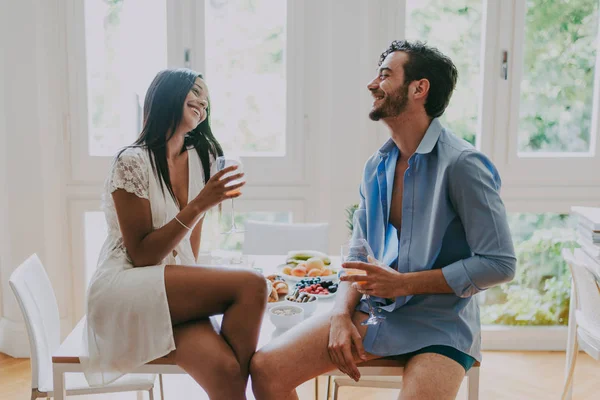 Coppia Innamorata Fare Colazione Mattino — Foto Stock