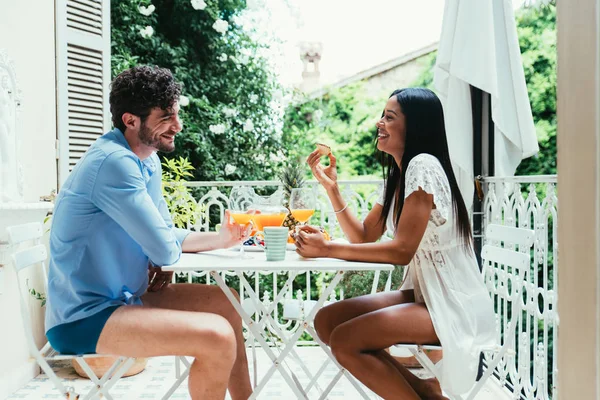 Paar Verliefd Eten Van Ontbijt Ochtend — Stockfoto