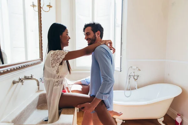 Pár Lásce Spolu Trávili Čas Domě Romantické Chvíle Koupelně — Stock fotografie