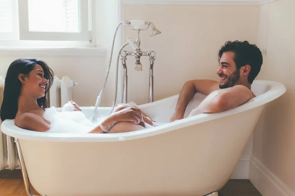 Pár Szerelem Házban Együtt Tölteni Időt Romantikus Pillanatok Fürdőszobában — Stock Fotó