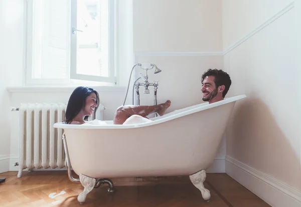 Coppia Innamorata Passare Del Tempo Insieme Casa Momenti Romantici Bagno — Foto Stock