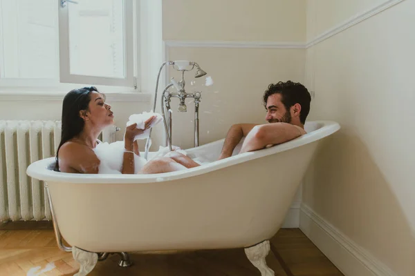 Coppia Innamorata Passare Del Tempo Insieme Casa Momenti Romantici Bagno — Foto Stock