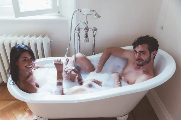家に一緒に時間を過ごす愛のカップル 浴室でロマンチックな瞬間 — ストック写真