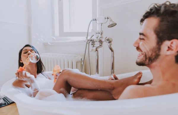 Coppia Innamorata Passare Del Tempo Insieme Casa Momenti Romantici Bagno — Foto Stock