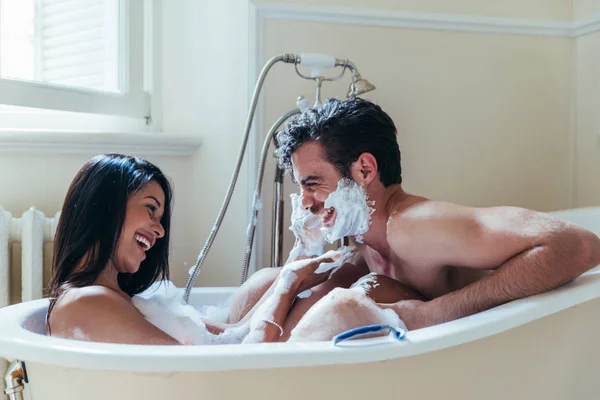 Pár Szerelem Házban Együtt Tölteni Időt Romantikus Pillanatok Fürdőszobában — Stock Fotó