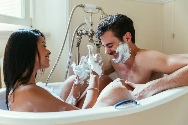 家に一緒に時間を過ごす愛のカップル 浴室でロマンチックな瞬間 — ストック写真