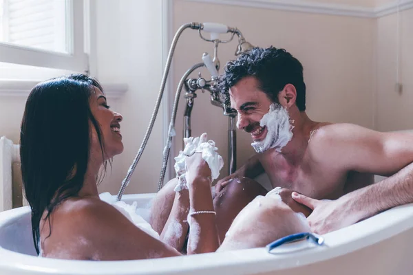 Paar Verliefd Samen Tijd Doorbrengen Het Huis Romantische Momenten Badkamer — Stockfoto