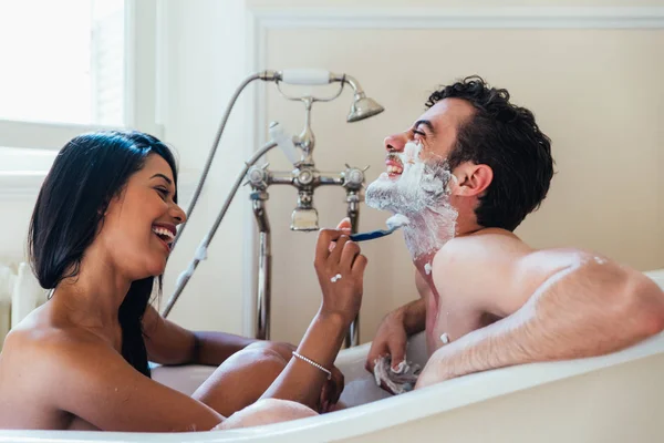 Pareja Enamorada Pasando Tiempo Juntos Casa Momentos Románticos Baño —  Fotos de Stock