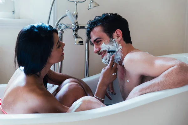相爱的情侣在家里一起消磨时光 浪漫的时刻在浴室里 — 图库照片