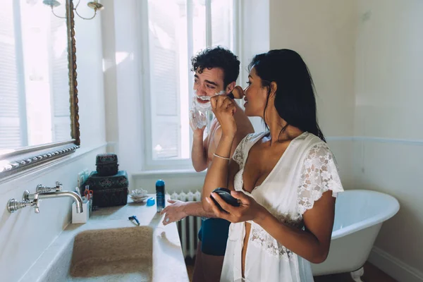 Casal Apaixonado Passar Tempo Juntos Casa Momentos Românticos Banheiro — Fotografia de Stock