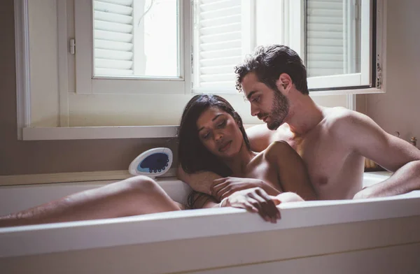 욕조에 커플과 사랑에 — 스톡 사진