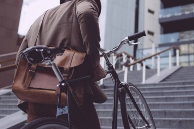 Yakışıklı genç iş adamı ile modern bisiklet.