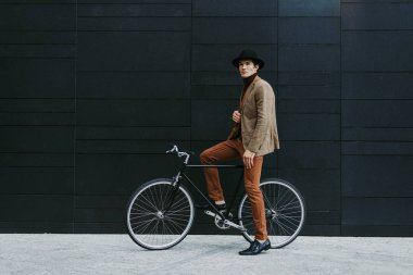 Yakışıklı genç iş adamı ile modern bisiklet.