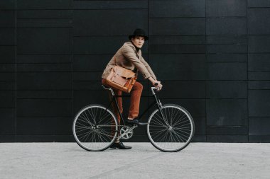 Yakışıklı genç iş adamı ile modern bisiklet.