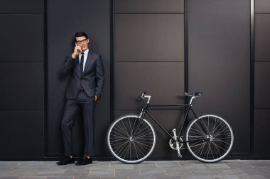 Yakışıklı genç iş adamı.