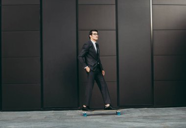 Yakışıklı genç iş adamı ile onun modern longboard