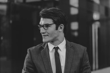 yakışıklı genç iş adamı portresi