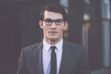 yakışıklı genç iş adamı portresi