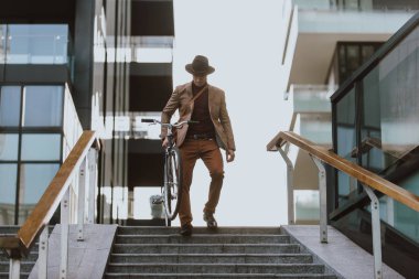 Yakışıklı genç iş adamı ile modern bisiklet.