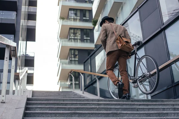 Stilig Ung Affärsman Med Hans Moderna Cykel — Stockfoto