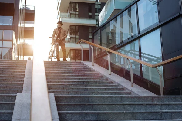 Joven Hombre Negocios Guapo Con Bicicleta Moderna — Foto de Stock